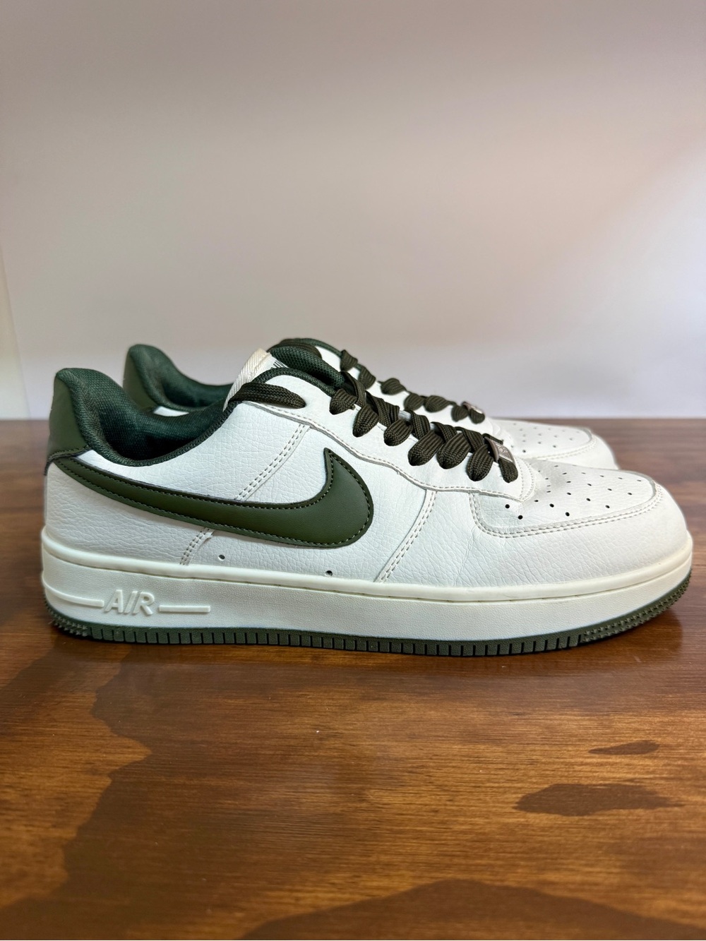 Nike Men’s 10 White Leather Sneakers with Dark Green Swoosh
